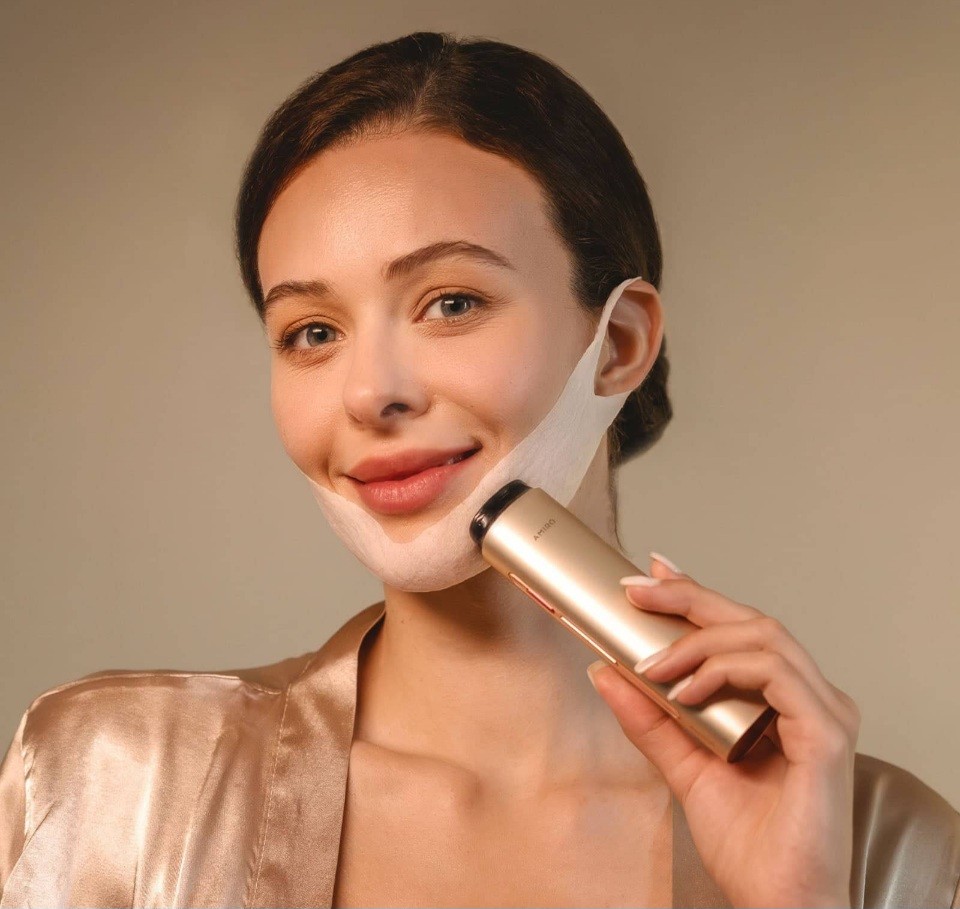 Pamper Your Mom with the AMIRO R3 Skin Tightening Device