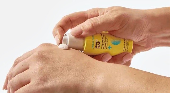 Fade Dark Spots w/ Peach Slices Super Fade Discoloration Serum